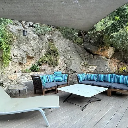 Le Cabanon Du Faron Dans Un Jardin Avec Son Petit Dejeuner