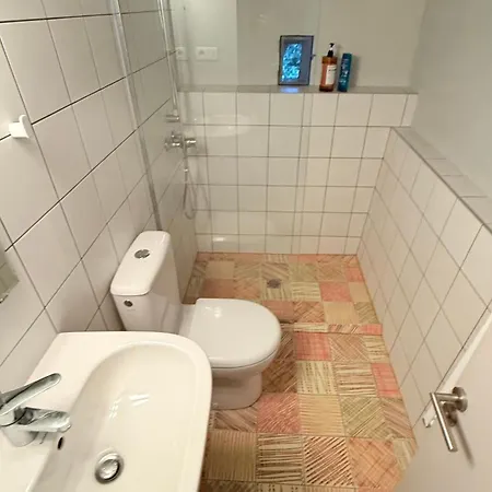 Le Cabanon Du Faron Dans Un Jardin Avec Son Petit Dejeuner
