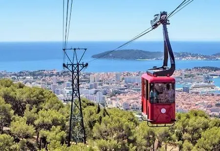 Le Cabanon Du Faron D Dans Un Jardin 툴롱