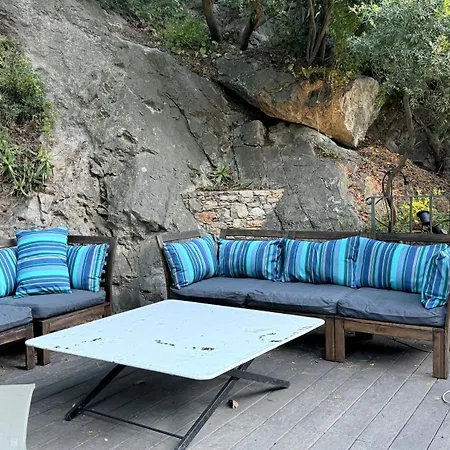 Le Cabanon Du Faron Dans Un Jardin Avec Son Petit Dejeuner לינה וארוחת בוקר טולון